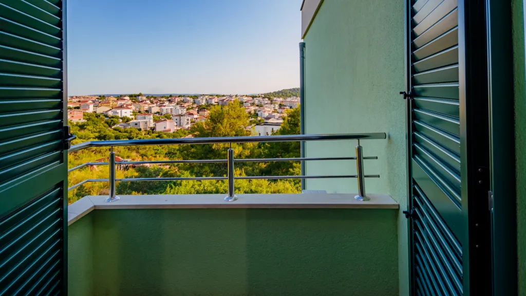 Seaview 2-Bedroom Apartment with Balcony in Okrug Gornji