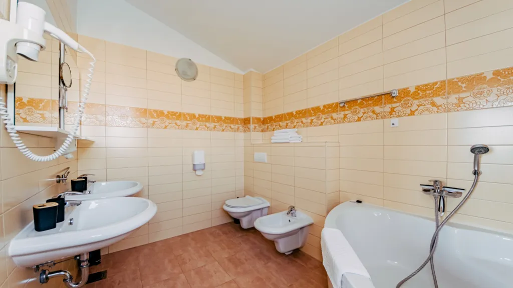 Seaview 2-Bedroom Apartment with Balcony in Okrug Gornji