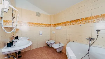 Seaview 2-Bedroom Apartment with Balcony in Okrug Gornji