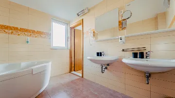 Seaview 2-Bedroom Apartment with Balcony in Okrug Gornji