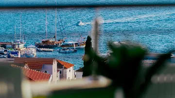 Seaview 2-Bedroom Apartment with Balcony in Okrug Gornji