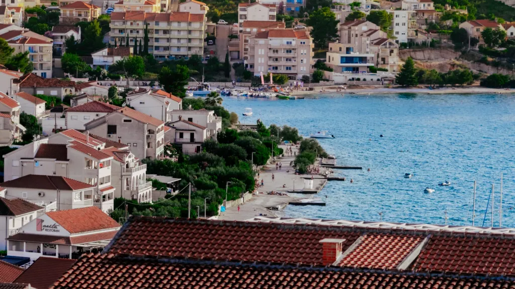 Seaview 2-Bedroom Apartment with Balcony in Okrug Gornji