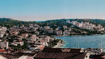 Seaview 2-Bedroom Apartment with Balcony in Okrug Gornji