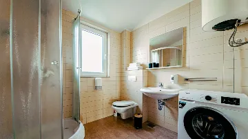 Seaview 2-Bedroom Apartment with Balcony in Okrug Gornji