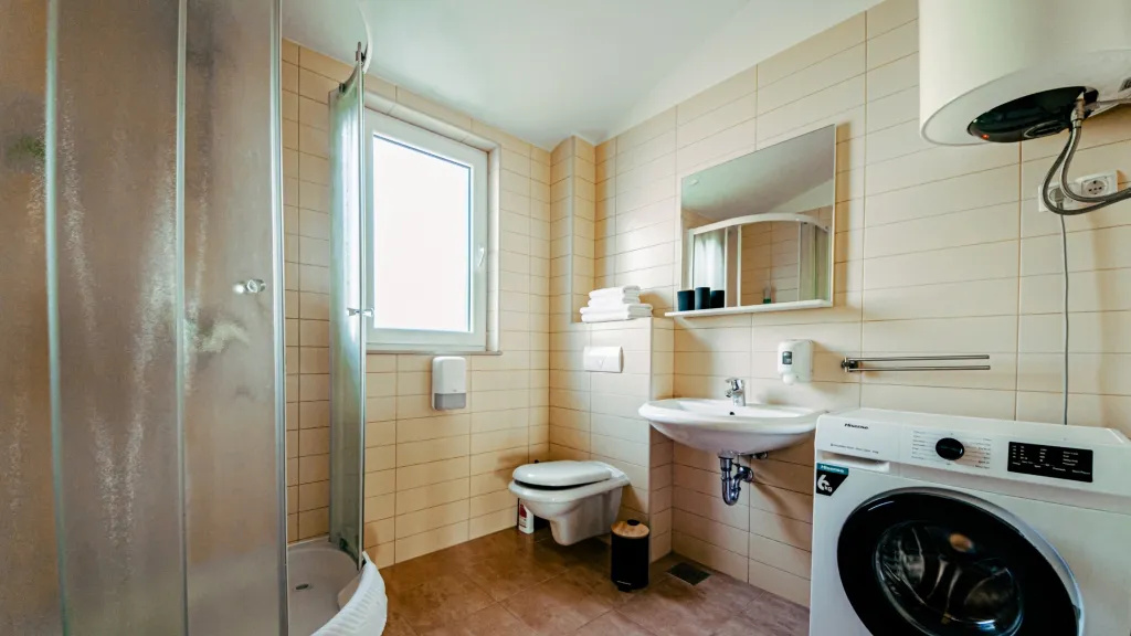 Seaview 2-Bedroom Apartment with Balcony in Okrug Gornji