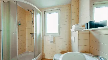 Seaview 2-Bedroom Apartment with Balcony in Okrug Gornji