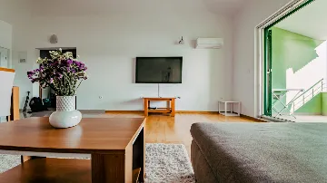 Seaview 2-Bedroom Apartment with Balcony in Okrug Gornji