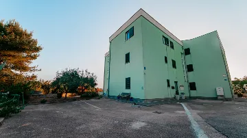 Seaview 2-Bedroom Apartment with Balcony in Okrug Gornji