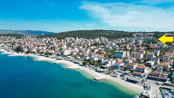 2-Bedroom Apartment in Okrug Gornji for Up to 5