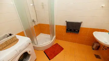 2-Bedroom Apartment in Okrug Gornji for Up to 5