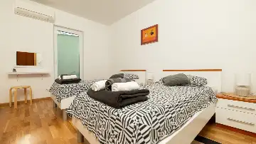 2-Bedroom Apartment in Okrug Gornji for Up to 5