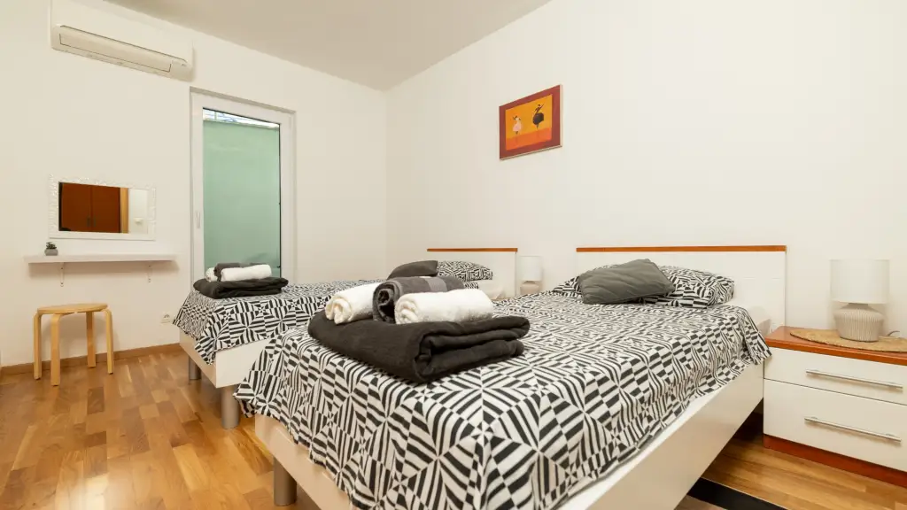 2-Bedroom Apartment in Okrug Gornji for Up to 5