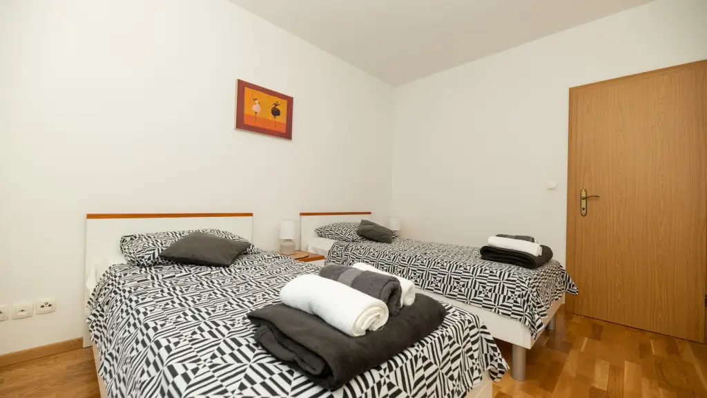 2-Bedroom Apartment in Okrug Gornji for Up to 5