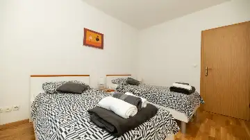 2-Bedroom Apartment in Okrug Gornji for Up to 5