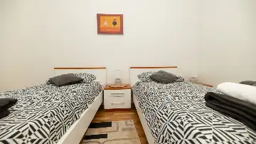 2-Bedroom Apartment in Okrug Gornji for Up to 5