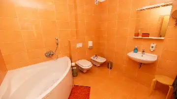 2-Bedroom Apartment in Okrug Gornji for Up to 5