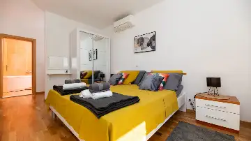 2-Bedroom Apartment in Okrug Gornji for Up to 5