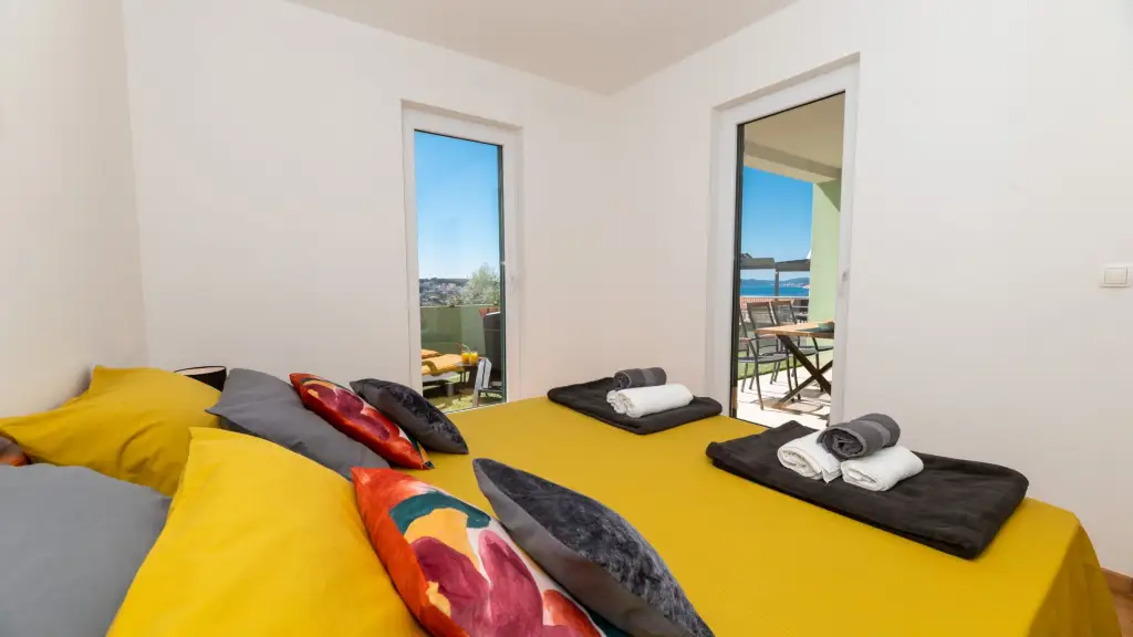 2-Bedroom Apartment in Okrug Gornji for Up to 5