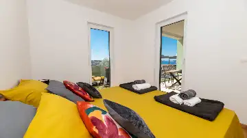 2-Bedroom Apartment in Okrug Gornji for Up to 5