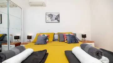 2-Bedroom Apartment in Okrug Gornji for Up to 5