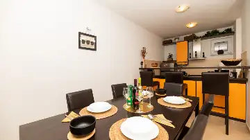 2-Bedroom Apartment in Okrug Gornji for Up to 5