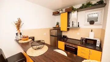 2-Bedroom Apartment in Okrug Gornji for Up to 5