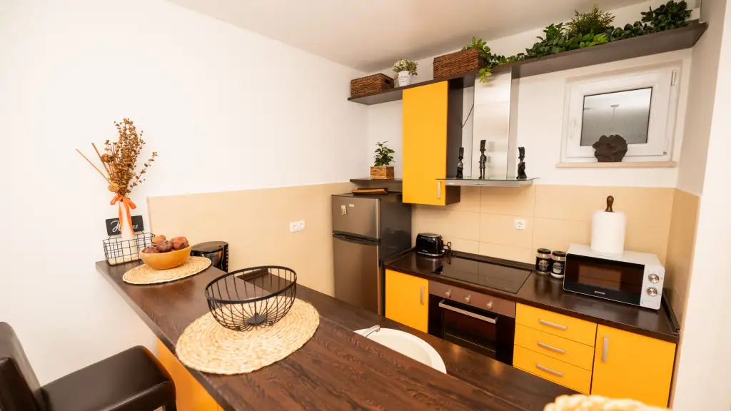 2-Bedroom Apartment in Okrug Gornji for Up to 5