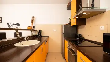 2-Bedroom Apartment in Okrug Gornji for Up to 5