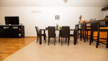 2-Bedroom Apartment in Okrug Gornji for Up to 5