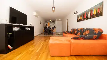 2-Bedroom Apartment in Okrug Gornji for Up to 5