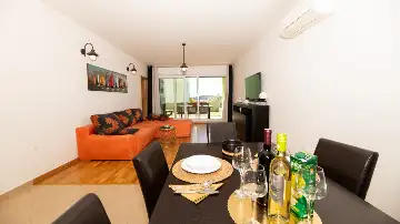 2-Bedroom Apartment in Okrug Gornji for Up to 5