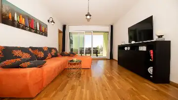 2-Bedroom Apartment in Okrug Gornji for Up to 5