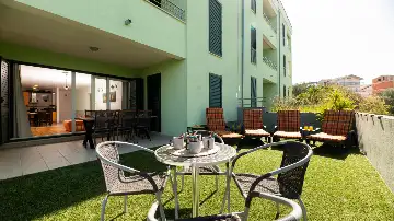 2-Bedroom Apartment in Okrug Gornji for Up to 5