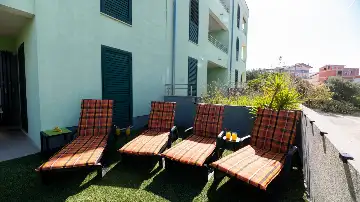 2-Bedroom Apartment in Okrug Gornji for Up to 5