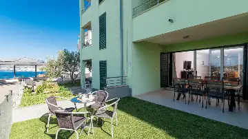 2-Bedroom Apartment in Okrug Gornji for Up to 5