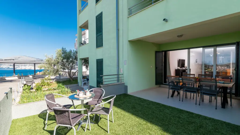 2-Bedroom Apartment in Okrug Gornji for Up to 5