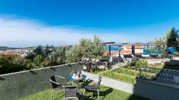 2-Bedroom Apartment in Okrug Gornji for Up to 5