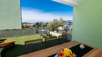 2-Bedroom Apartment in Okrug Gornji for Up to 5