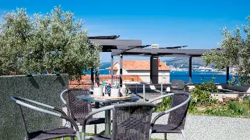 2-Bedroom Apartment in Okrug Gornji for Up to 5