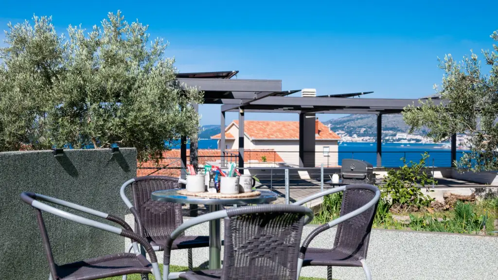 2-Bedroom Apartment in Okrug Gornji for Up to 5