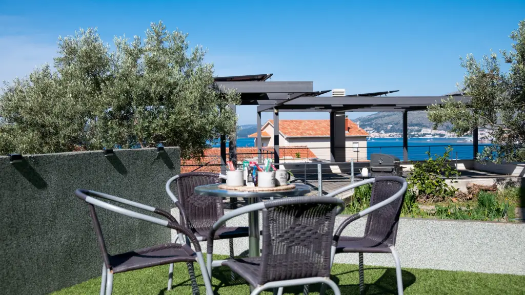 2-Bedroom Apartment in Okrug Gornji for Up to 5