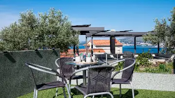 2-Bedroom Apartment in Okrug Gornji for Up to 5