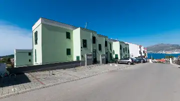 2-Bedroom Apartment in Okrug Gornji for Up to 5