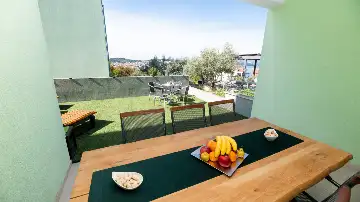 2-Bedroom Apartment in Okrug Gornji for Up to 5