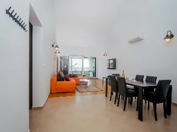 Okrug Gornji 2-Bedroom Apartment for 6 Guests