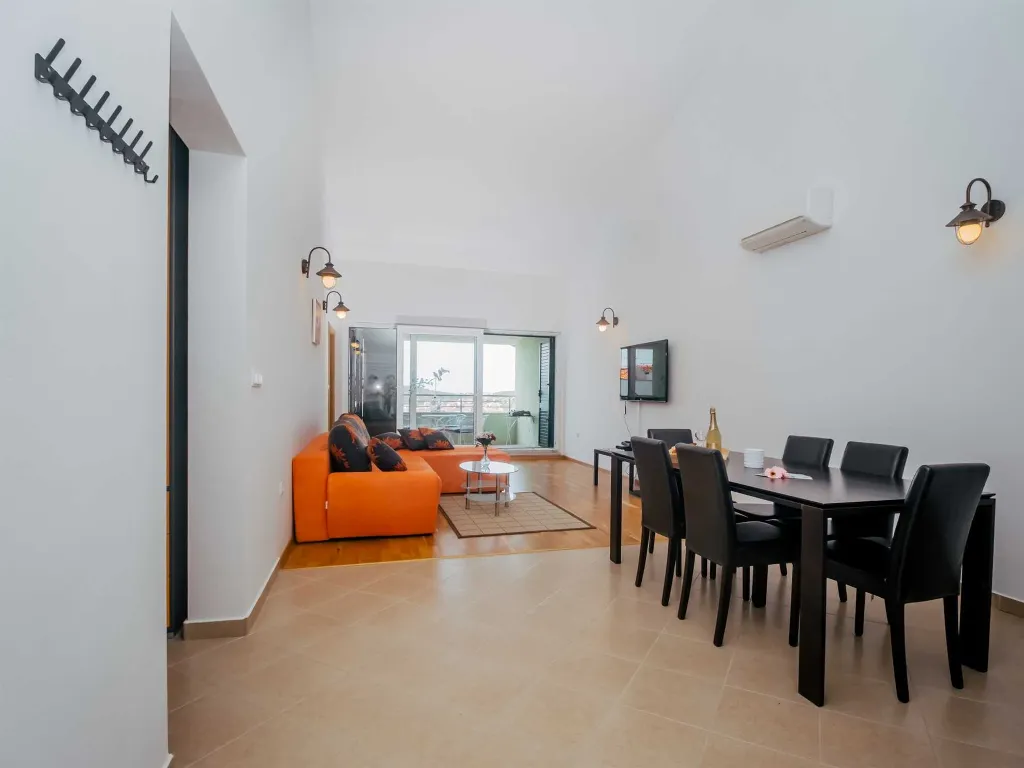 Okrug Gornji 2-Bedroom Apartment for 6 Guests