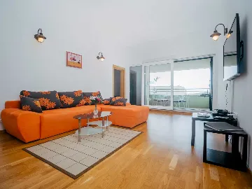 Okrug Gornji 2-Bedroom Apartment for 6 Guests