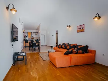 Okrug Gornji 2-Bedroom Apartment for 6 Guests