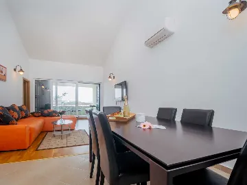 Okrug Gornji 2-Bedroom Apartment for 6 Guests