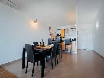 Okrug Gornji 2-Bedroom Apartment for 6 Guests